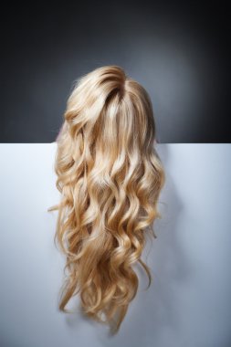 sarışın modeli büyük bir kağıdın saklanıyor