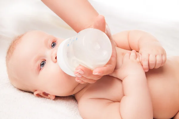 Closeup of baby  feeding milk from babys bottle — Stock Photo, Image