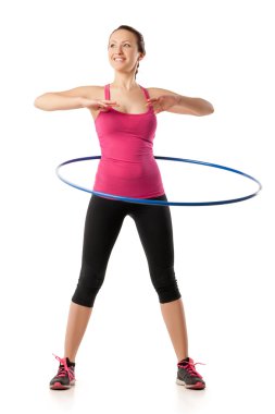 Hula hoop beyaz bitti izole gülümseyen ile çalışan fitness kadın