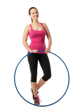 Genç kadın hula hoop ile ayakta