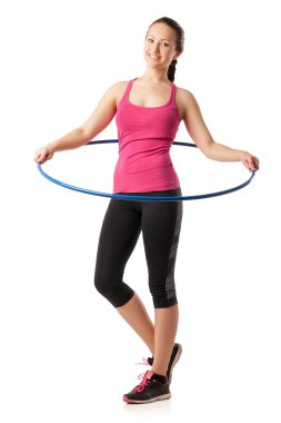 Hula hoop beline yuvarlak ile duran genç kadın