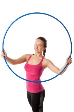 Genç kadın hula hoop ile ayakta ve açık