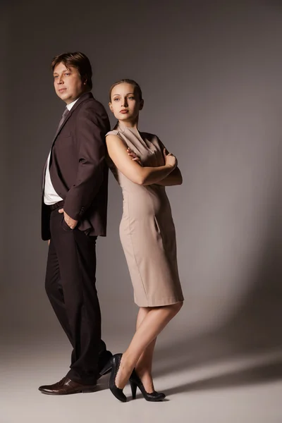 Hombre y mujer de negocios de pie — Foto de Stock