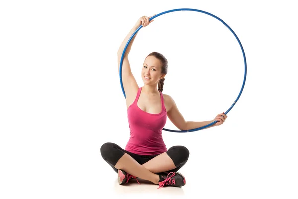 Portrait isolé de jeune femme blonde gymnaste avec hula hoop — Photo