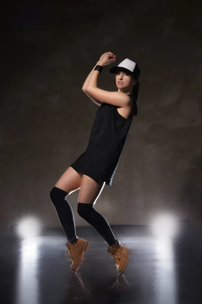Sexy mladá žena v trendy oblečení na černém pozadí — Stock fotografie