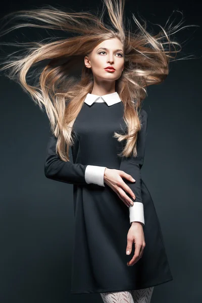 Retrato de primer plano de modelo rubio posando con el pelo revoloteando en el viento — Foto de Stock