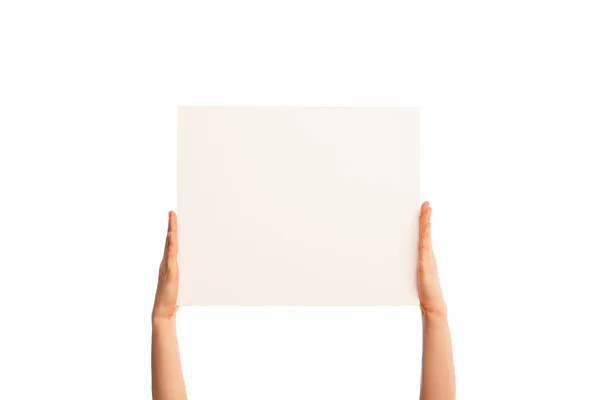 Изолированные руки держат бумажные пальцы прямо — стоковое фото