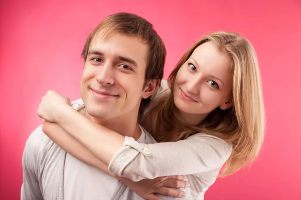 Sorrindo abraço casal, olhando para a câmera — Fotografia de Stock