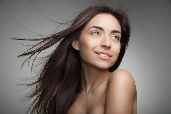 Mulher sorridente atraente com cabelos longos em cinza — Fotografia de Stock