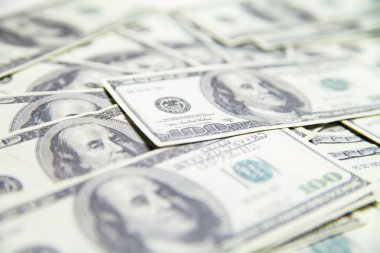 Bize beyaz arka plan üzerinde izole dolar yığını.