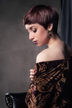 kısa saçlı genç kadının portresi