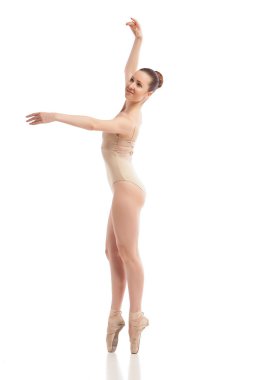 Beyaz arka plan üzerinde izole genç modern bale dansçısı