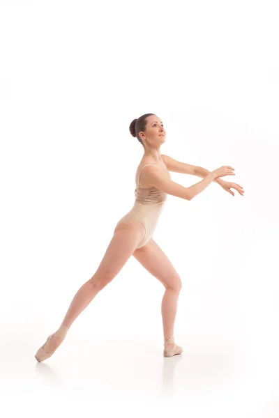 白色背景上孤立的年轻现代芭蕾舞演员 — 图库照片