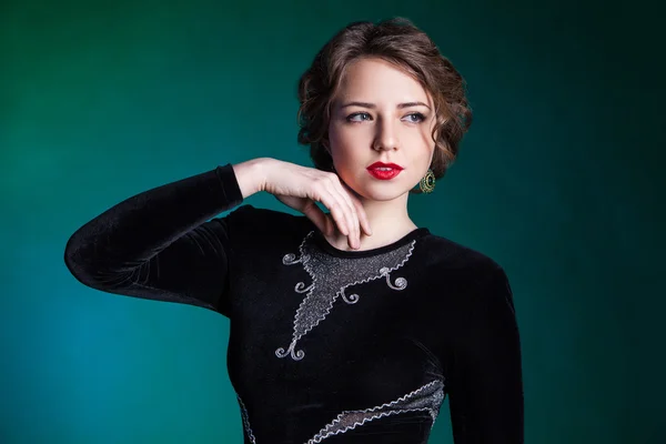 Portrait de belle jeune femme avec maquillage du soir — Photo