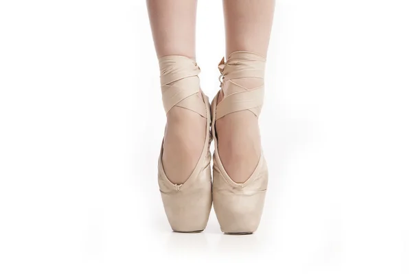 Nohy v pointe balerína na bílém pozadí — Stock fotografie