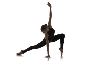 Beyaz arka plan üzerinde izole genç modern bale dansçısı