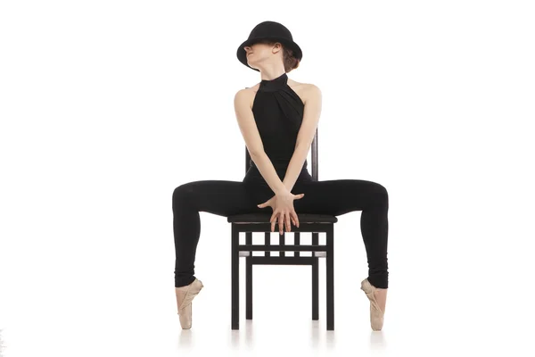 Jolie jeune ballerine assise sur la chaise — Photo