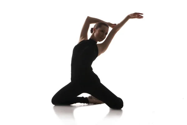 Jeune danseuse de ballet moderne isolée sur fond blanc — Photo