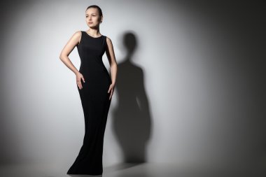 güzel kadın model şık siyah elbise poz