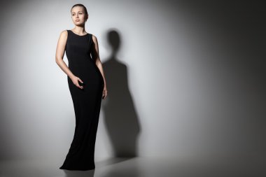 güzel kadın model şık siyah elbise poz