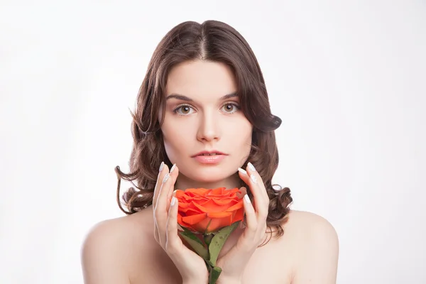 Retrato de una hermosa morena con rosa roja — Foto de Stock