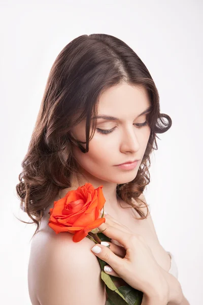 Portrét krásné ženy bruneta s červenou růží — Stock fotografie