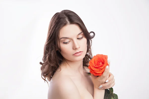 Porträt der schönen brünetten Frau mit roter Rose — Stockfoto