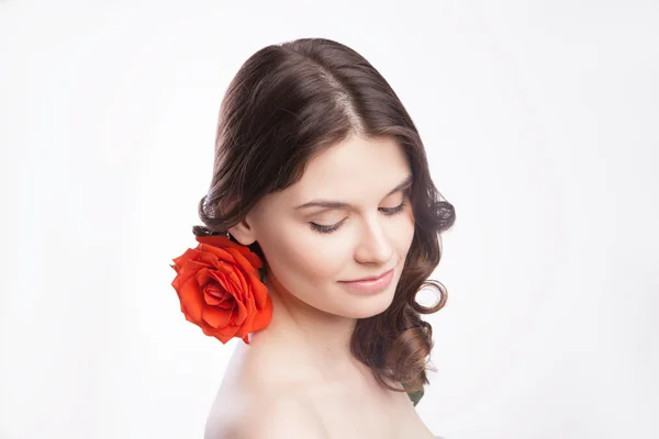 Porträt der schönen brünetten Frau mit roter Rose — Stockfoto