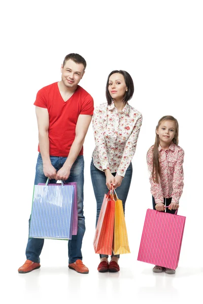 Gelukkige familie met shopping tassen — Stockfoto