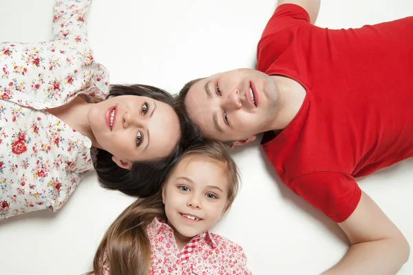 Retrato de alto ângulo de família feliz deitado — Fotografia de Stock