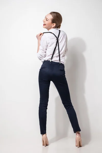 Modèle de mode en pantalon noir et haut posant sur blanc. Vue arrière — Photo