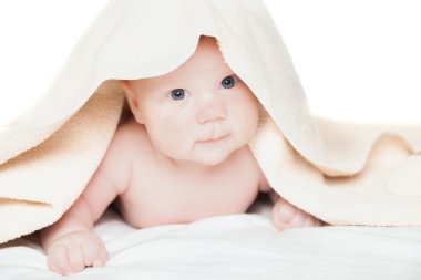 sonra banyo Havlu altında şirin bebek