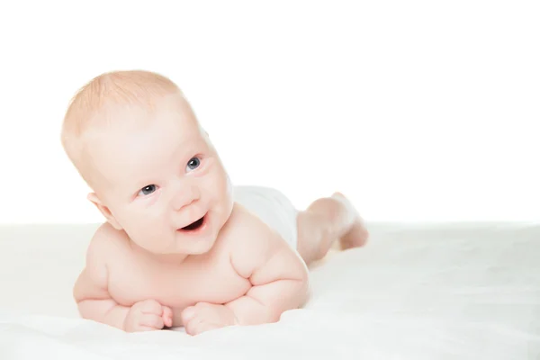 Pequeño niño acostado en el estómago y sonriendo —  Fotos de Stock