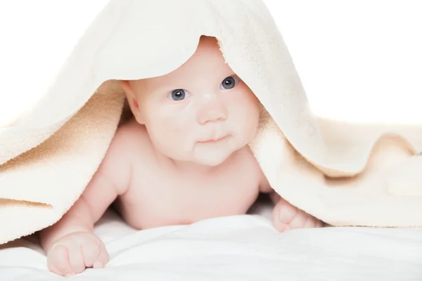 Schattige baby onder de handdoek na het Baden — Stockfoto