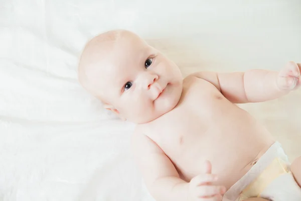 Симпатичный новорожденный, лежащий на спине — стоковое фото