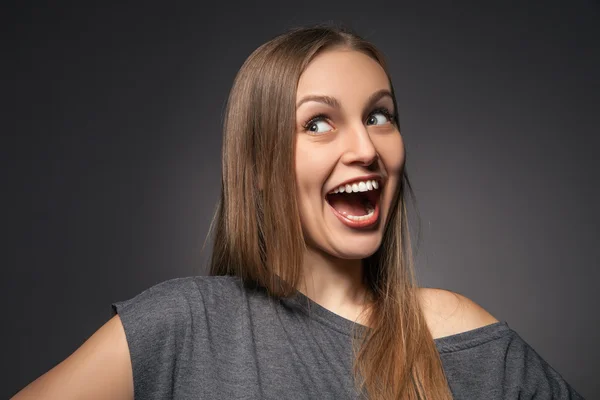 Портрет очень счастливой женщины, смеющейся — стоковое фото