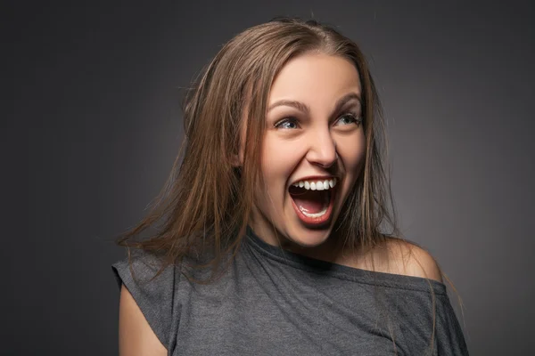 Portrait of woman screaming amazed in shock. — Stock Photo, Image