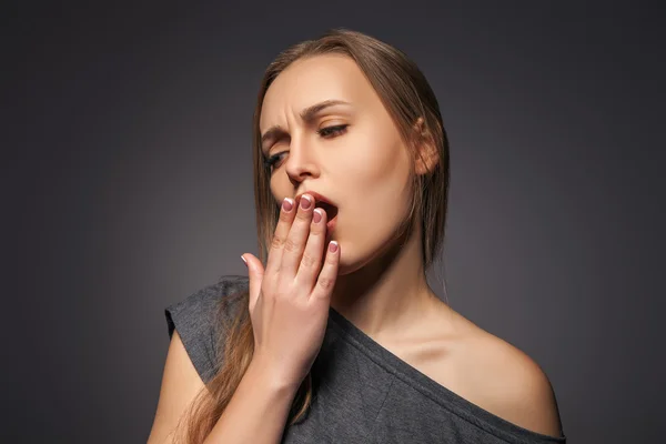 Geeuwen moe vrouw. Mooie Kaukasische model — Stockfoto