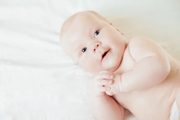 Pasgeboren Baby liggend op rug op zoek opzij — Stockfoto