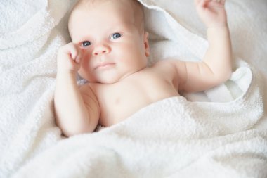 küçük bebek yatakta yatıyordu