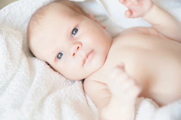 Новорожденный крошечный ребенок лежит на кровати — стоковое фото