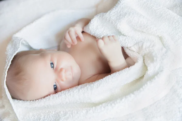 Neonato piccolo bambino sdraiato sul letto vista laterale — Foto Stock