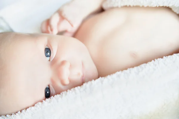 Bebê minúsculo recém-nascido deitado na cama close-up — Fotografia de Stock