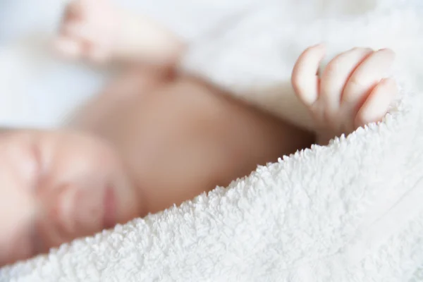 Sova nyfödd baby täckt med vit filt. — Stockfoto