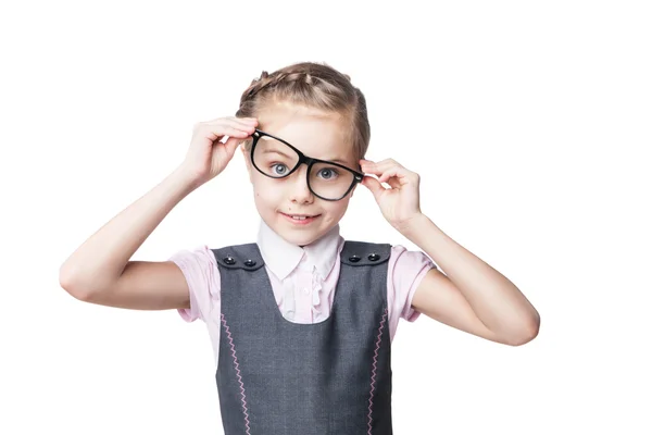 Grappig meisje in glazen maakt gezichten — Stockfoto