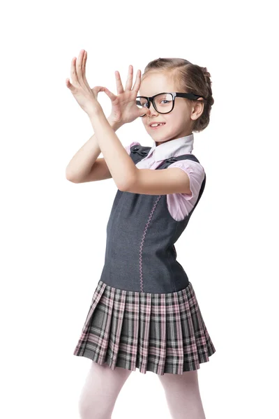 Graciosa niña en gafas hace caras — Foto de Stock