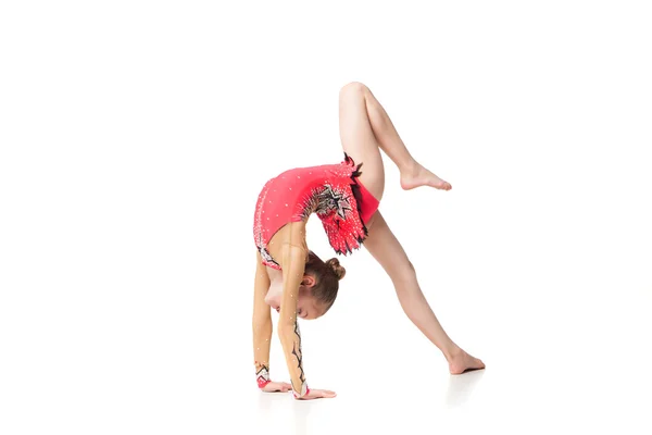 Bella bambina facendo ginnastica su sfondo bianco — Foto Stock