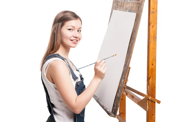 Mladý malíř usmívající se žena s štětec stál na stojanu — Stock fotografie