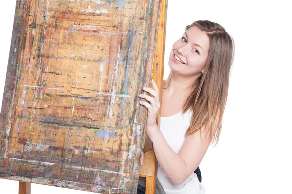 Usmívající se dívka schovává za stojan — Stock fotografie