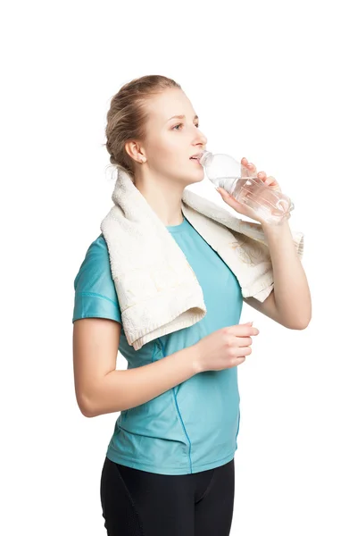 タオルを身に着けている水のボトルを保持する美しい女性フィットネス モデル. — ストック写真